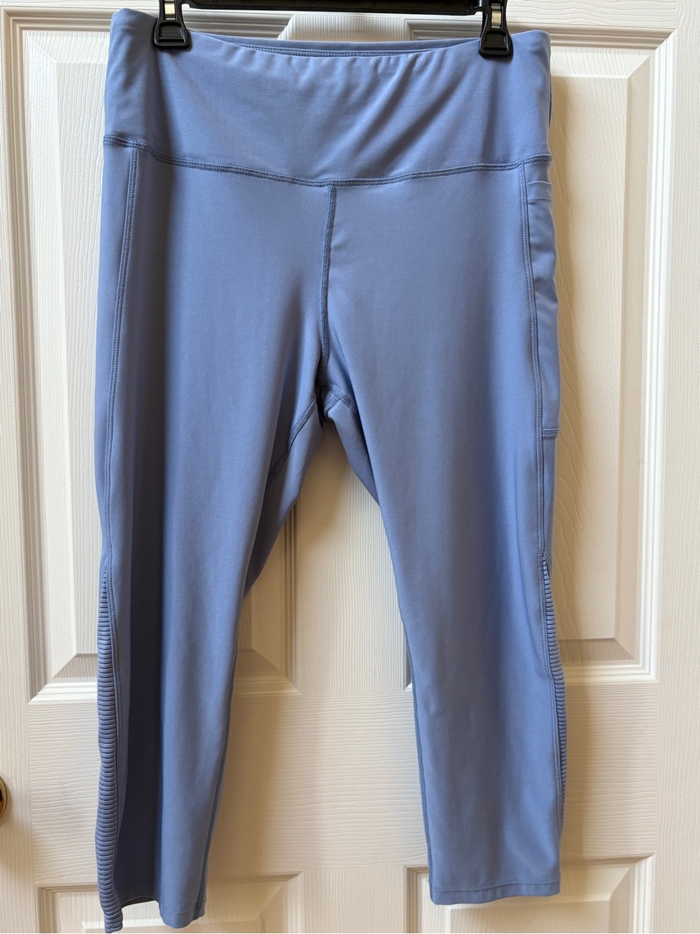 Jockey women leggings size large
Leggings in Dusty Blue